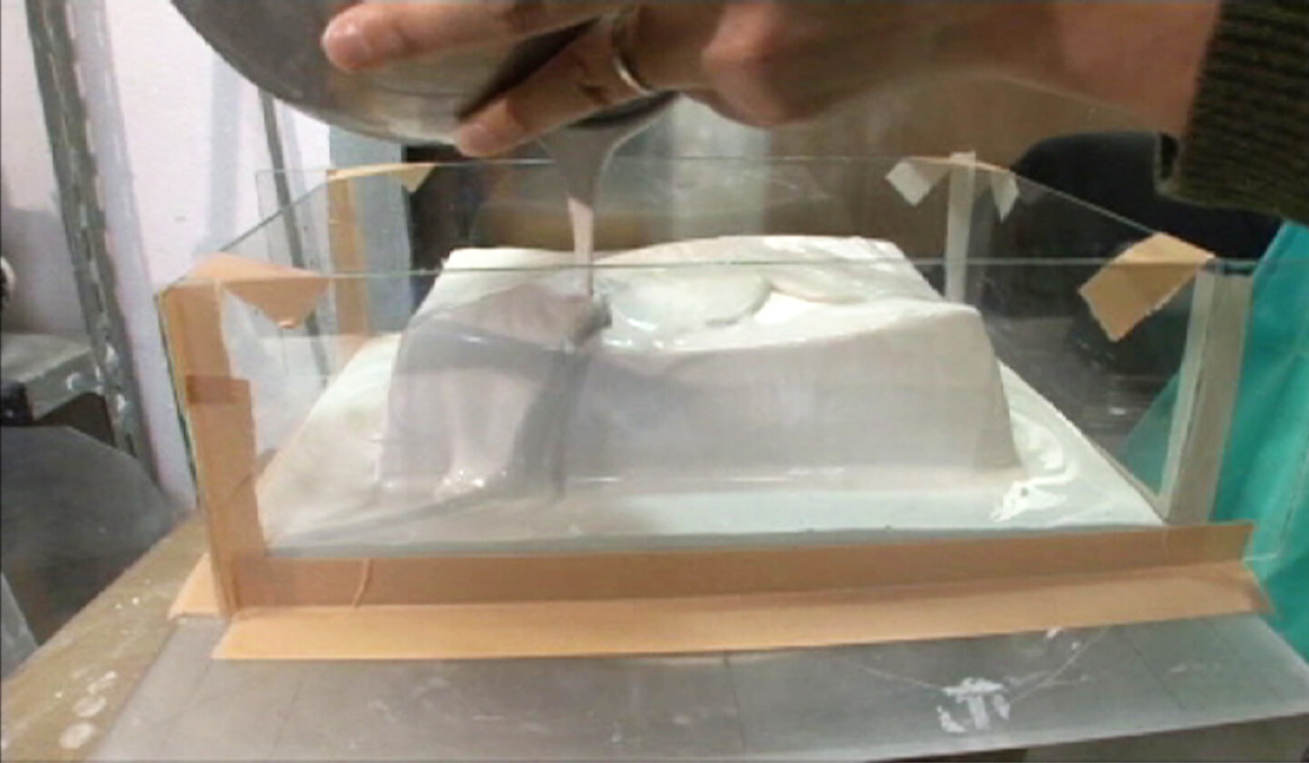 Ishida Glass Studio 制作工程 原型に耐火石膏をかけ、外型・内型を取ります